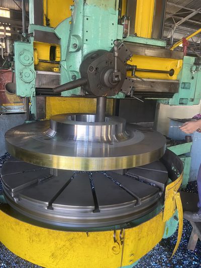Machining shop floor — vertical turning lathe, 500 kg piece